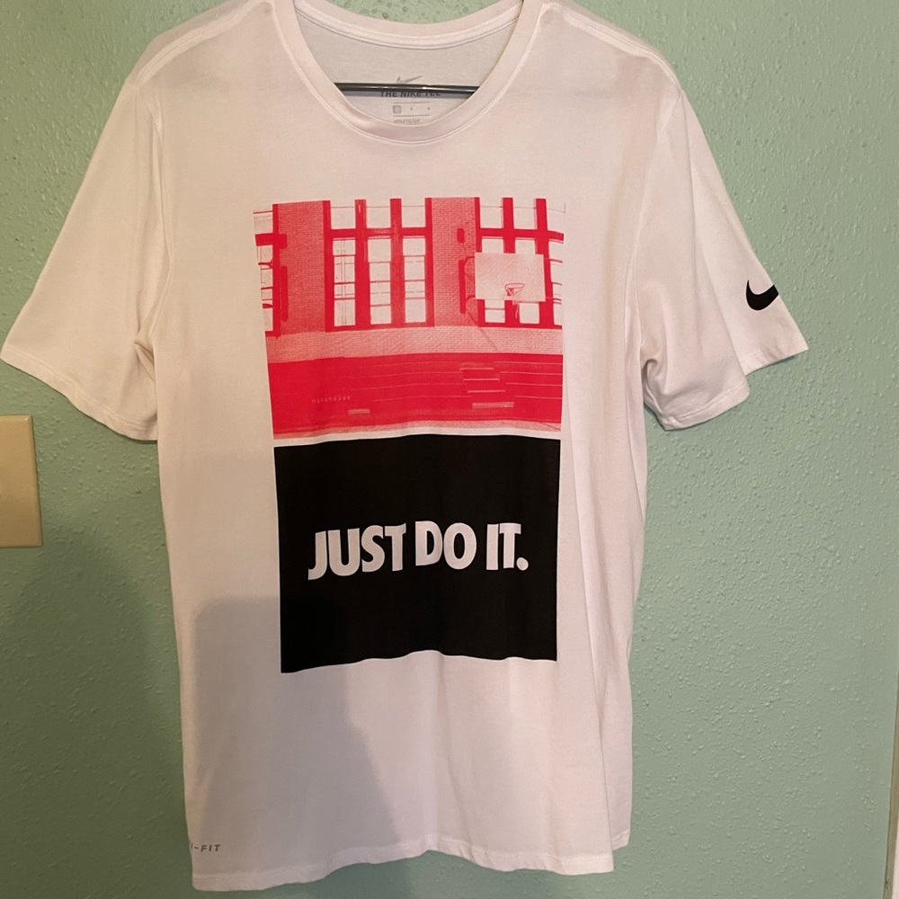 Nike Hoops Graphic Tee. White. Size Large.